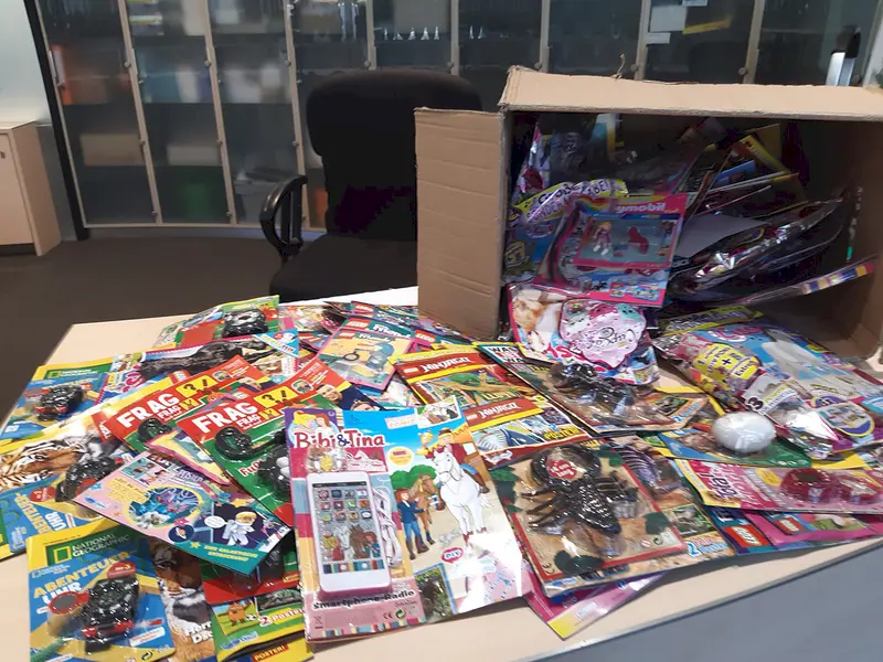 Tisch mit Kindermagazinen, Helga-Schaaf-Stiftung, Klinikum Ludwigsburg 