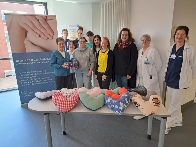 Schülerinnen und Schüler haben Herzkissen für die Frauenklinik genäht, Fürst-Stirum-Klinik Bruchsal