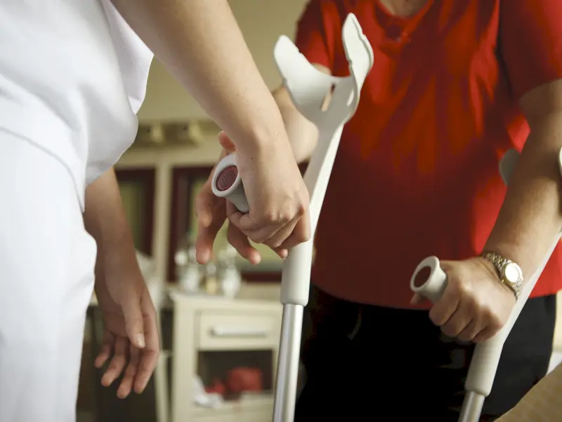 Patient an Gehhilfe, Ludwigsburger Klinikum erhält Bestnoten für die Alterstraumatologie