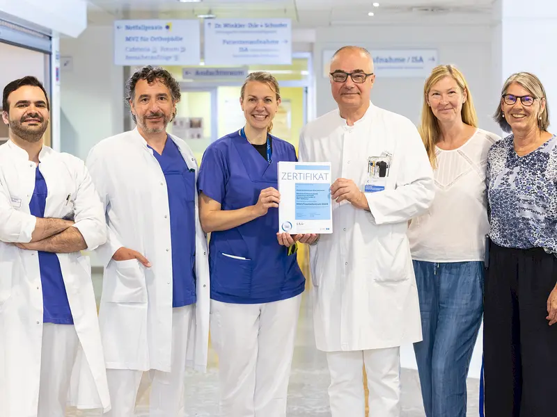 Freude über Urkunde zur Zertifizierung zum Zentrum für Altersmedizin, Krankenhaus Mühlacker 