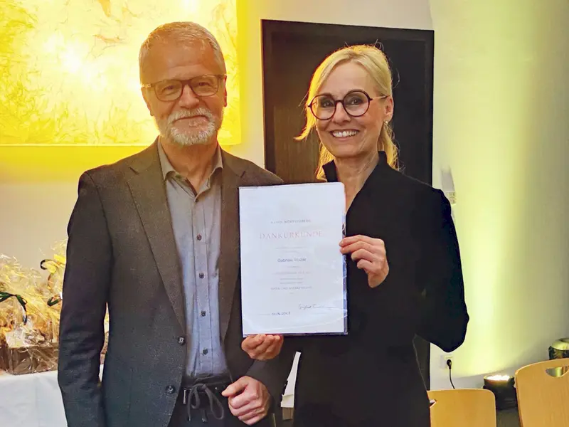Olaf Sporys bedankte sich bei Gabriele Klemd für 40 Jahre Dienstjubiläum