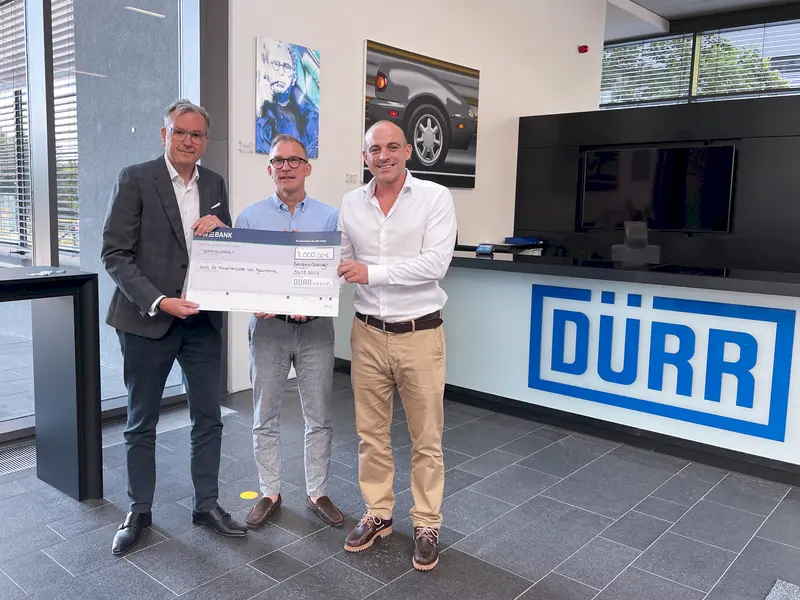 Dr. Seldte und Prof. Berlit mit Dürr Spendenscheck für einen Medizinkurs für Frauen mit Brustkrebsdiagnose