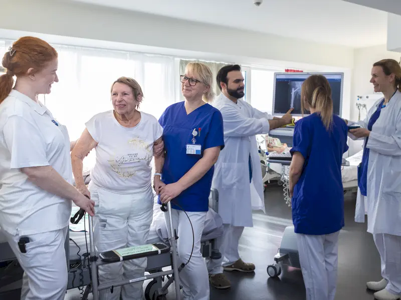 Multiprofessionelles Team kümmert sich um frühzeitige Mobilisierung betagter Patienten