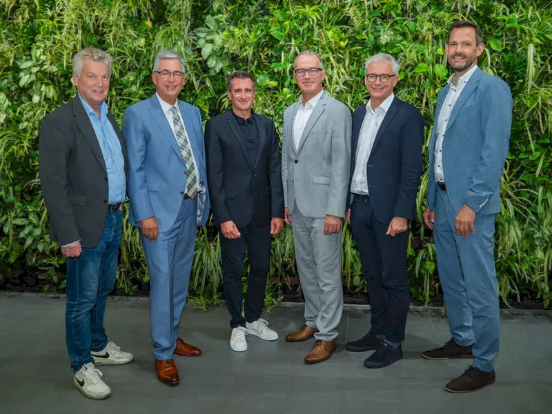 Oberbürgermeister Jürgen Kessing, Landrat Dietmar Allgaier, Axel Hechenberger, Dr. Marc Nickel, Landrat Dr.Christoph Schnaudigel und Landrat Bastian Rosenau