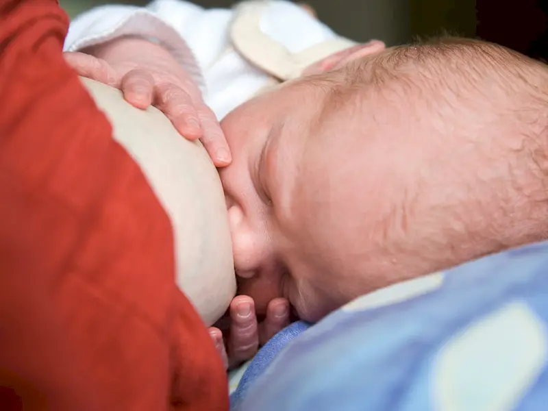 Baby wird gestillt