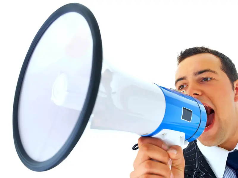 Mann mit Megaphone