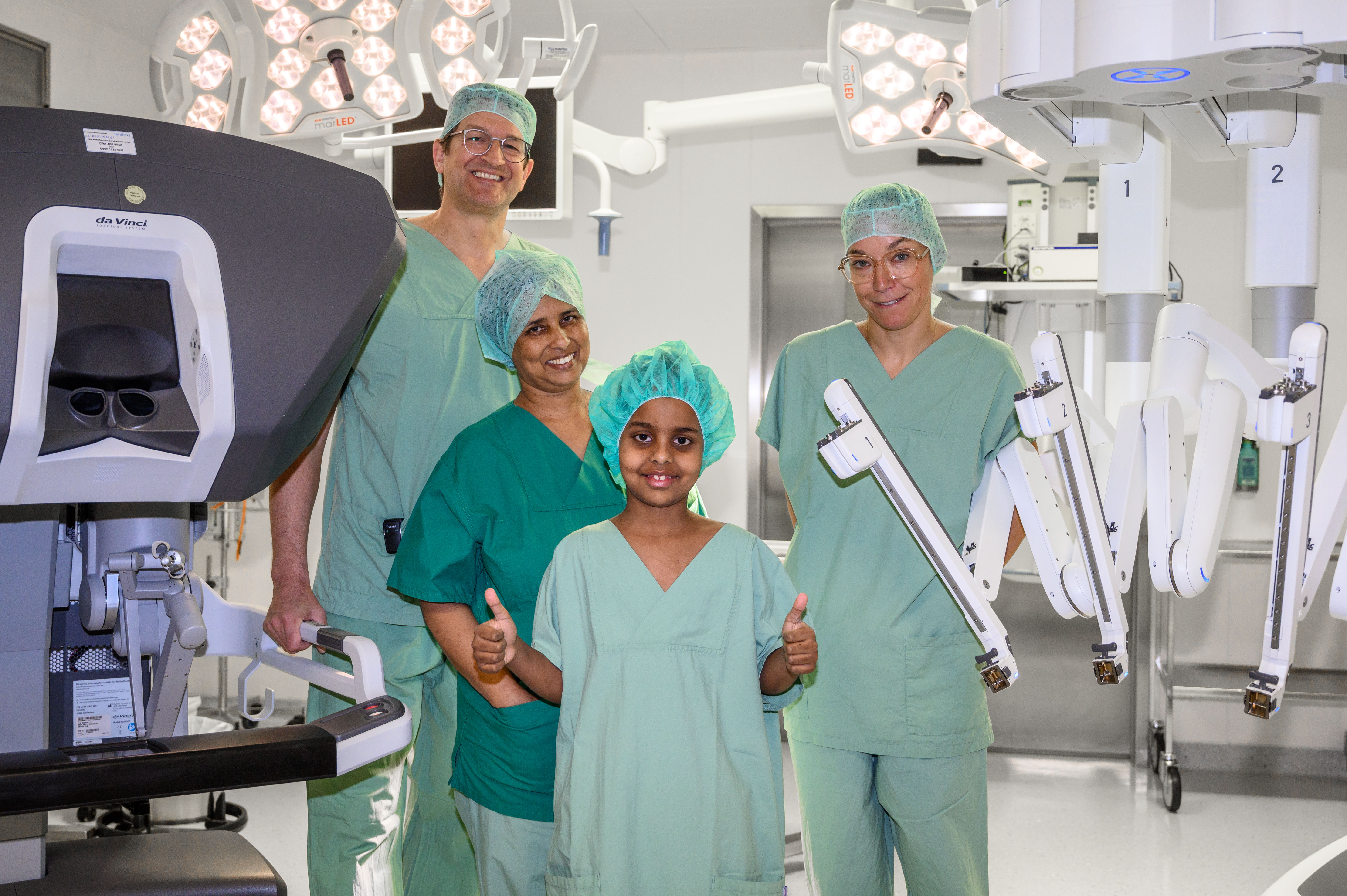 Kind und seine Mutter sind glücklich über die erfolgreiche Operation mit dem OP-Roboter durch Dr. Gerbershagen und Dr. Vatlach Kind und seine Mutter sind glücklich über die erfolgreiche Operation mit dem OP-Roboter durch Dr. Gerbershagen und Dr. Vatlach