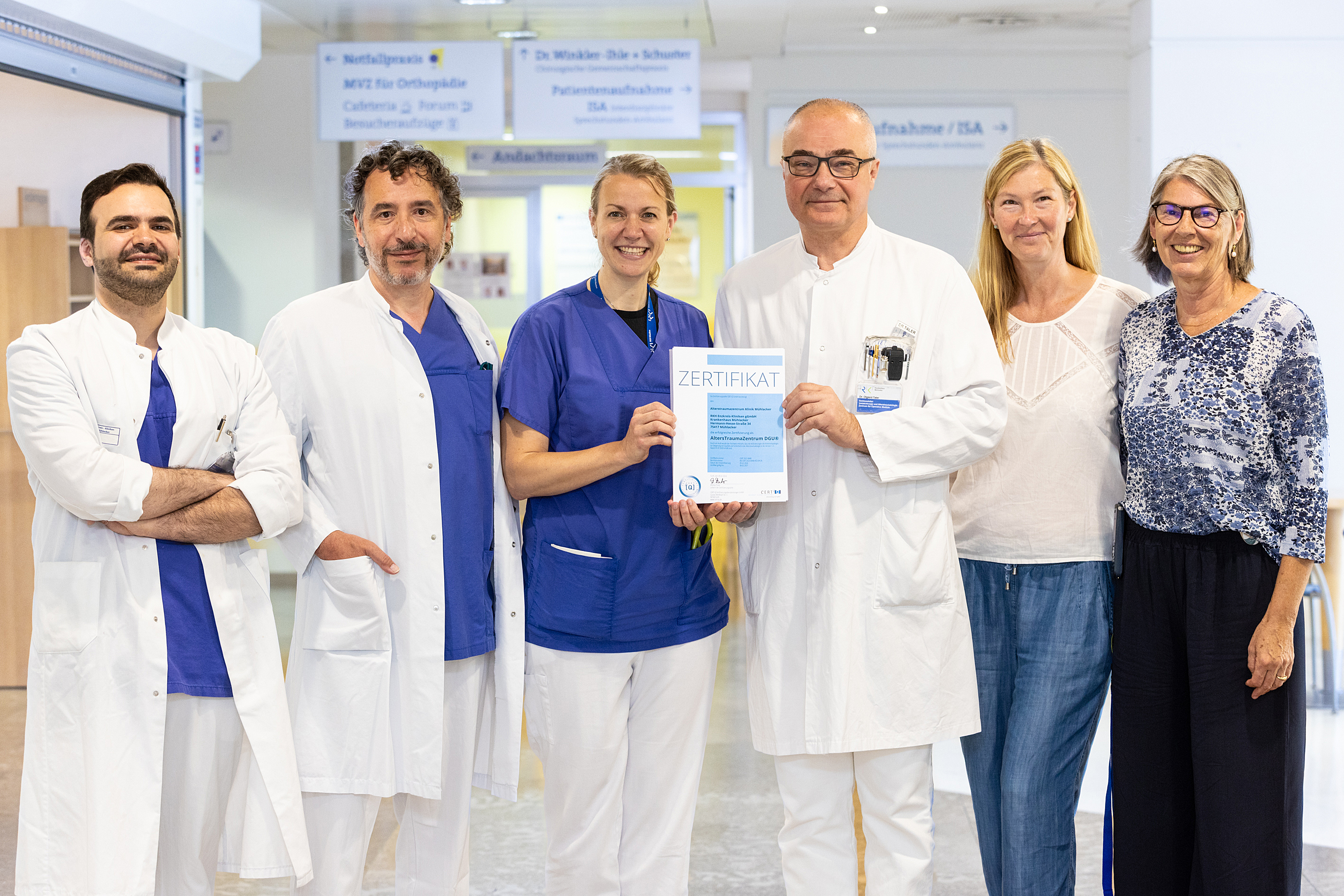 Freude über Urkunde zur Zertifizierung zum Zentrum für Altersmedizin, Krankenhaus Mühlacker Freude über Urkunde zur Zertifizierung zum Zentrum für Altersmedizin, Krankenhaus Mühlacker