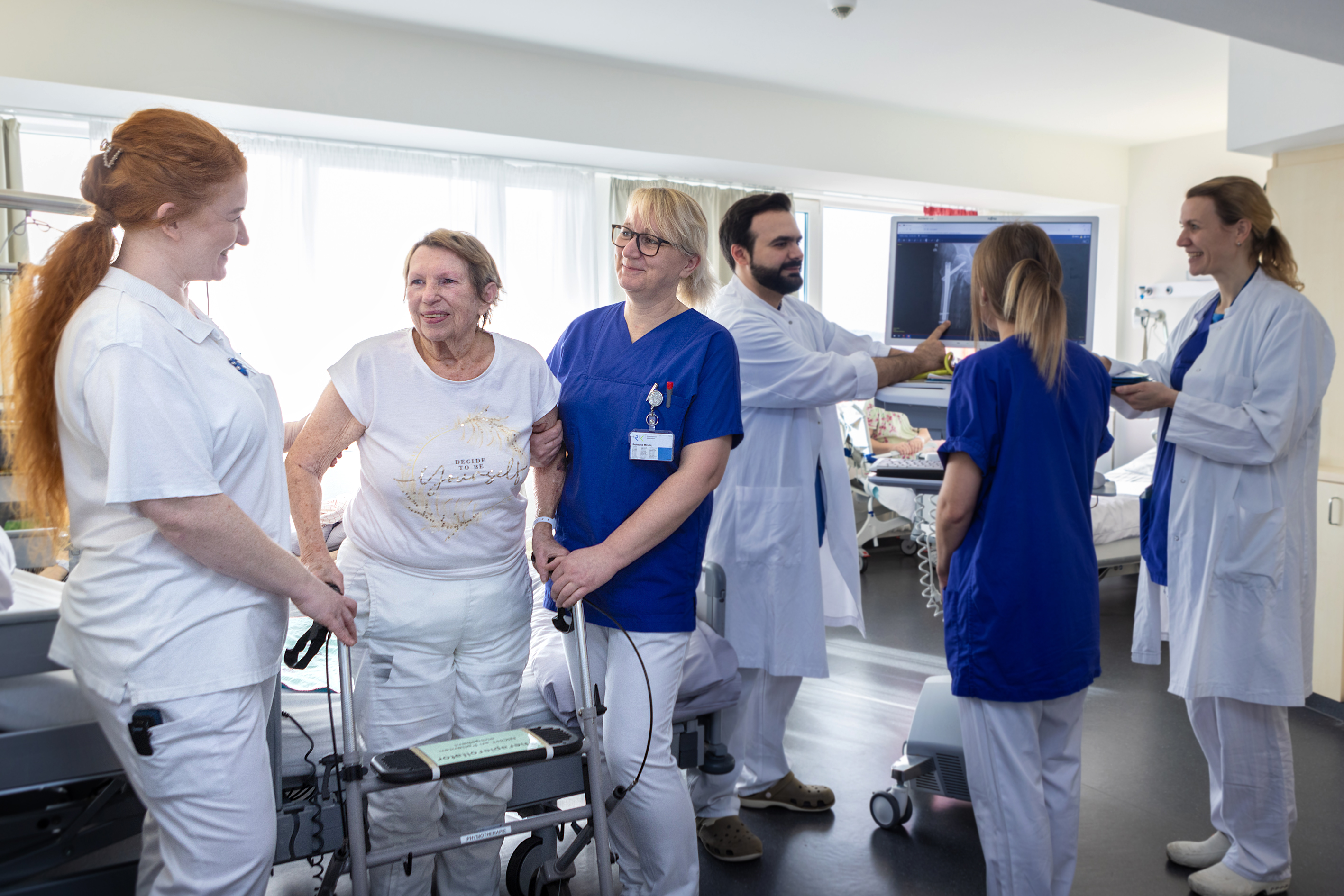 Multiprofessionelles Team kümmert sich um frühzeitige Mobilisierung betagter Patienten
