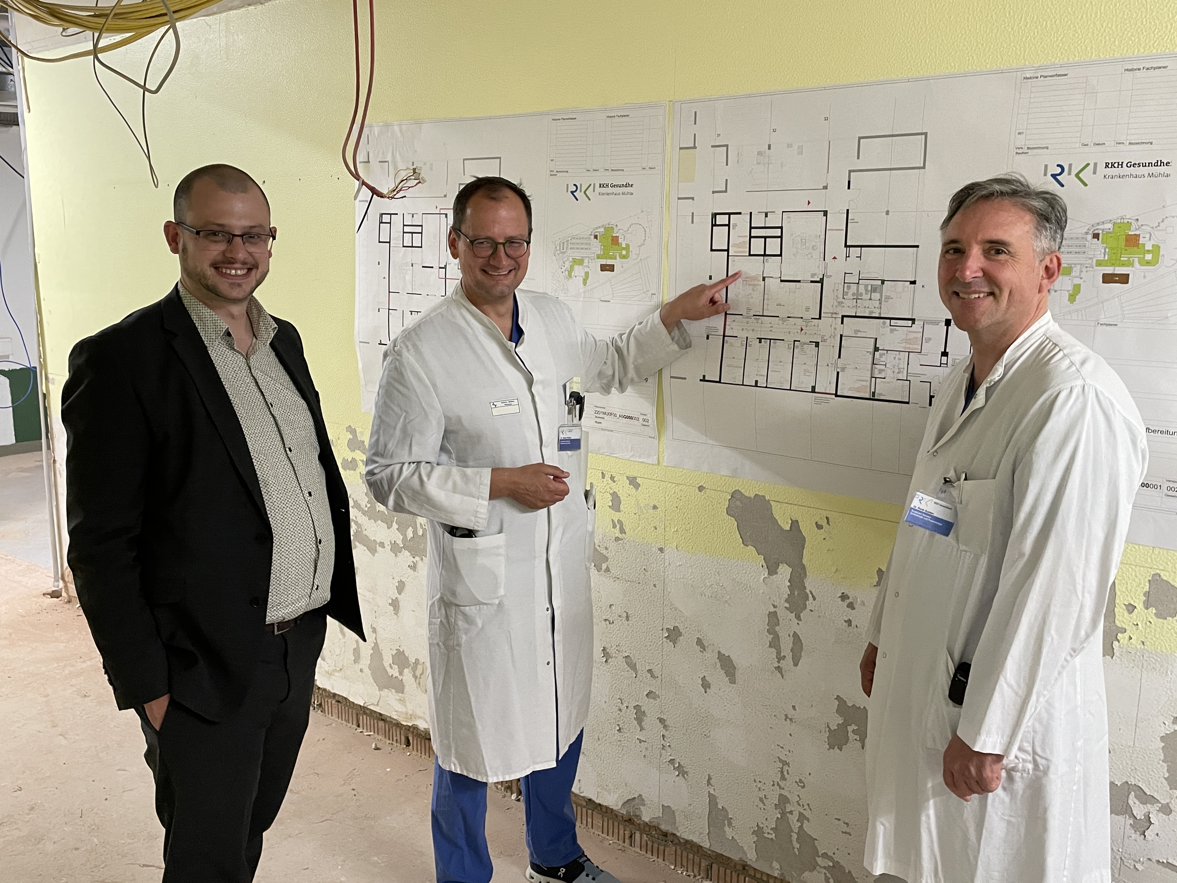 Fabian Bunzel, Dr. Stefan Pfeiffer und Dr. René Gulden freuen sich auf den Neu- und Ausbau der Endoskopie Mühlacker 