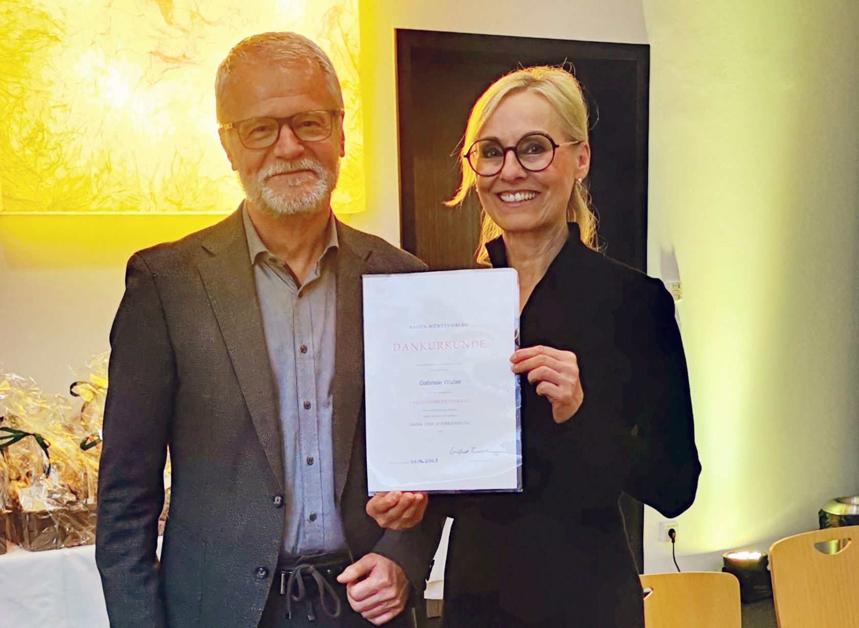 Olaf Sporys bedankte sich bei Gabriele Klemd für 40 Jahre Dienstjubiläum Olaf Sporys bedankte sich bei Gabriele Klemd für 40 Jahre Dienstjubiläum